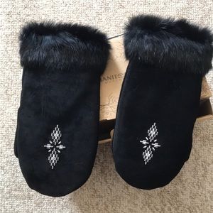 NEW-Mittens Manitobah Mukluks Large